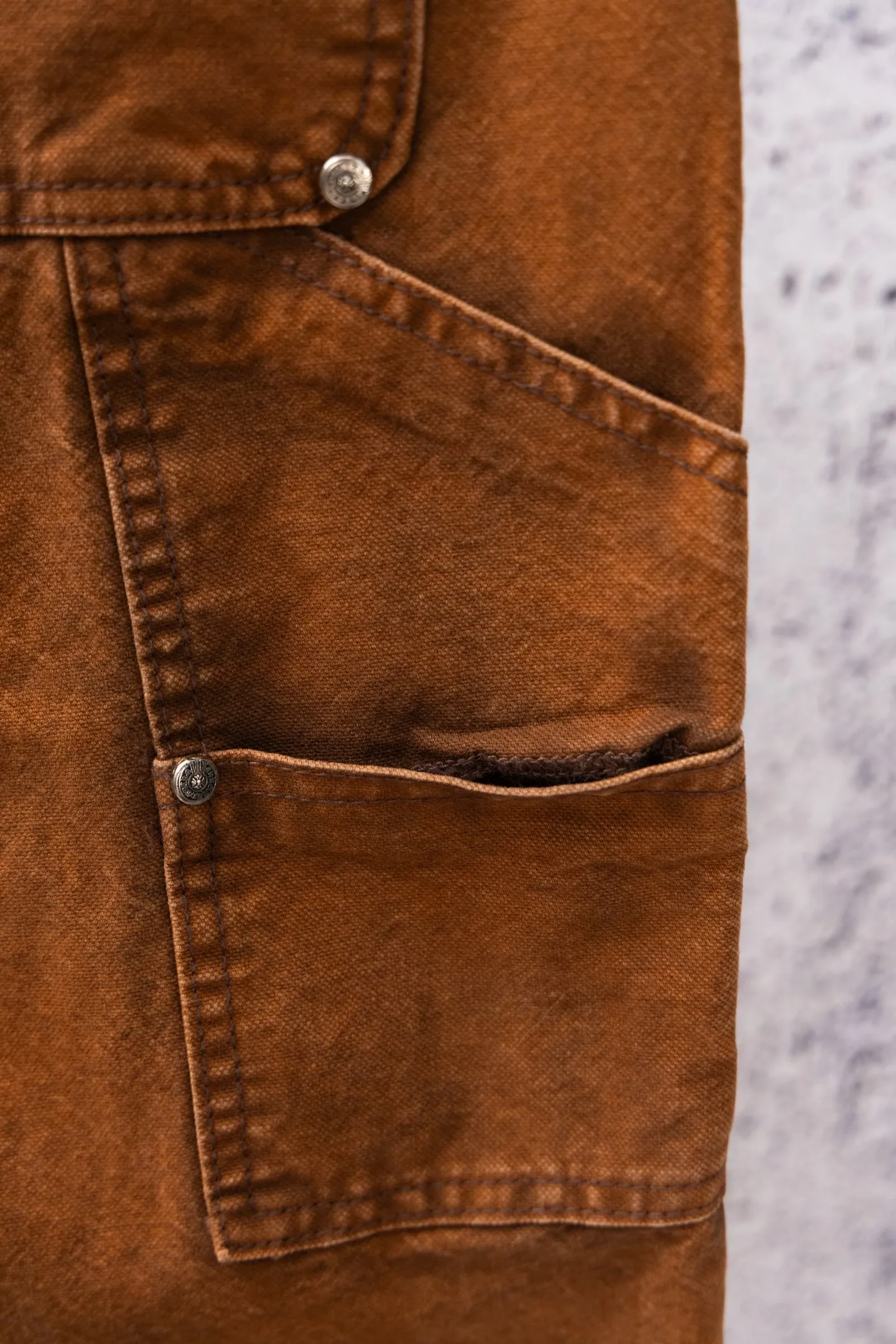 P290 Chromehearts Limited Edition Ox King Blue Purple Cross Patch Leather Brown Jeans Workwear Logging Pants. The counter price is 34W level. The patchwork cross pattern is embellished and the jeans are washed! ! An absolutely high-end luxury product, a 1.9W-level god-level single product, a super popular product, made by top heavy industry, a magic weapon that cannot be missed! [About Zangyin] This is an extremely luxurious fashion brand that can also be called the aristocracy of the high street. It has always been an exclusive brand for some hipsters or rich second generations. Compared with ordinary high streets, it is more luxurious and noble. Compared with luxury brands, it is more fashionable and individual. It has always been a brand that I have a special liking for. [Top heavy industry fashion design] Consistently high-street luxury style. Speaking of this style, the Zangyin family and GU family are definitely the leading representative brands. Especially the Zangyin family has really achieved a state-of-the-art effect in creating high-street style. The unique washed material is used to create this style. The color system is already quite eye-catching. After it is decorated with patchwork cross flowers, it cleverly highlights the charm of the brand. Secondly, this style uses classic The high-waist cutting design highlights the long legs and fashionable temperament of the upper body. The brand is highly recognizable and the slim fit configuration is more suitable for daily wear. It is a product that interprets personality, fashion, and specifications at a glance. This single product is enough to make any fan excited. It can be a white T-shirt for a youthful college style, or a tight suspender for a royal style. It has strong matching ability and can be easily controlled by men.  [Materials and craftsmanship] Needless to say, this point goes without saying. As an excellent craftsman brand, Zangyin’s requirements for details and craftsmanship are really perfect. The washed color of this model has gone through so many processes, not to mention the embellishment of denim appliques. It is also purely hand-made and sewn. Just like what they believe in, only hand-made things have soul and have the meaning of wear. A top-notch heavy-duty fashionable denim item, I look forward to your perfect interpretation! !  Color: Picture color Size: 28-36